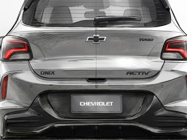 Um desenho realista de um Onix Activa Prata, com foco na traseira do veículo. Destaque para as lanternas em LED acesas e emblemas Turbo, Onix e ACTIV, além do logo Chevrolet no porta-malas e placa Chavrolet.