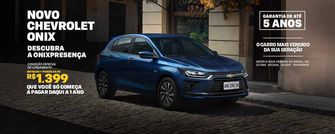Um Chevrolet Onix azul está estacionado em uma rua de paralelepípedos em frente a prédios clássicos. O texto promocional destaca as condições de lançamento e as opções de financiamento.
