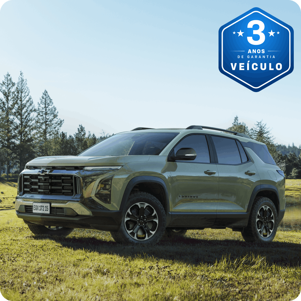 Chevrolet Equinox Turbo 2026 visto de frente e lateral direita, estacionado em área gramada sob céu claro.