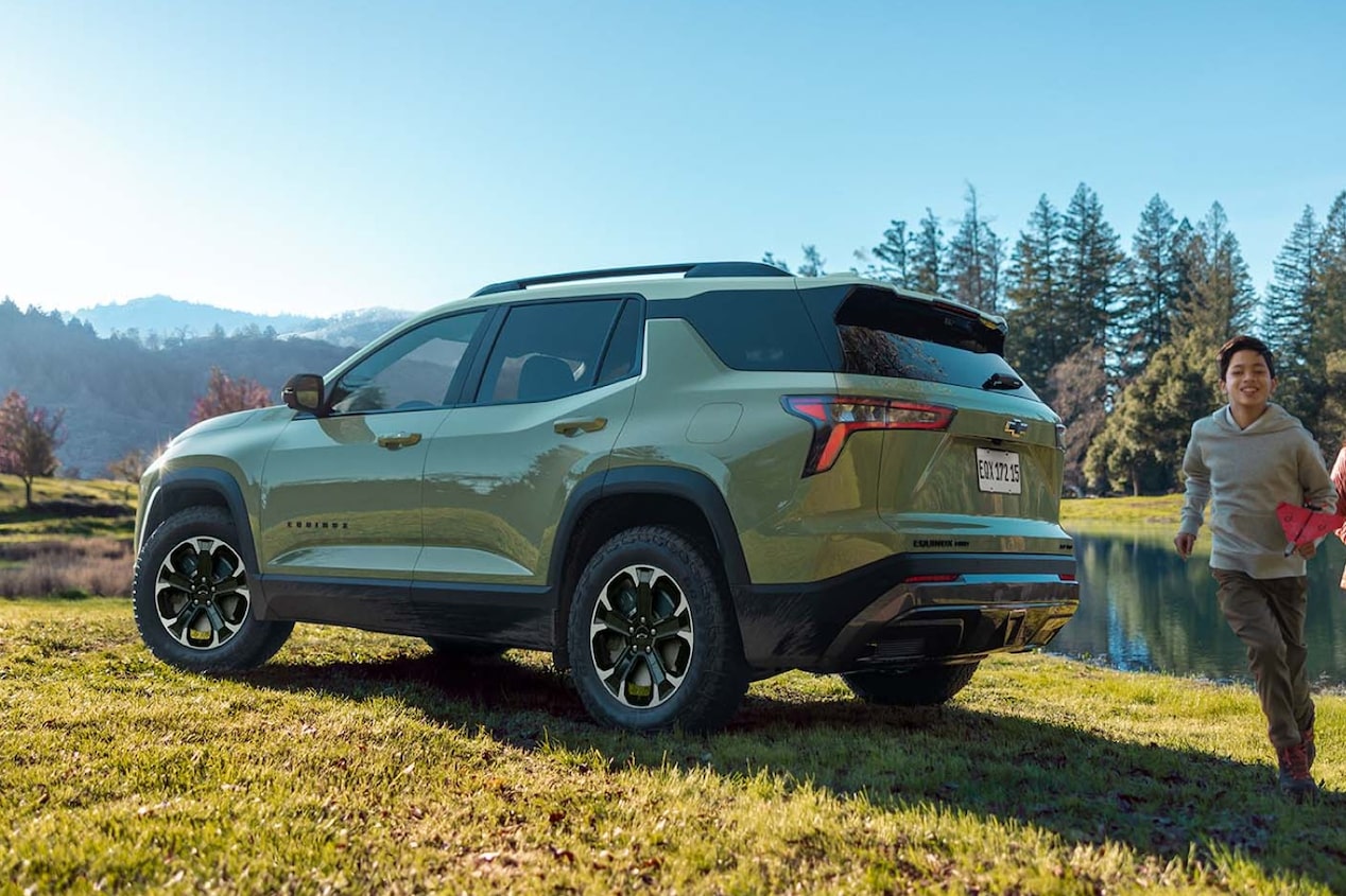 Equinox 2026 parado em meio a área verde.