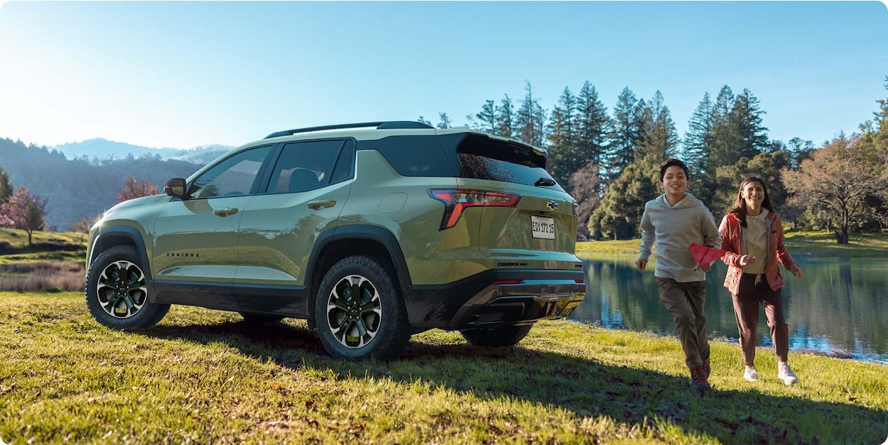 Equinox parado em uma área verde