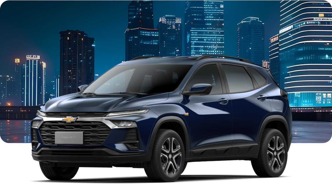 Chevrolet Tracker LT AT Turbo na cor Prata Shark, em ambiente noturno com prédios iluminados.