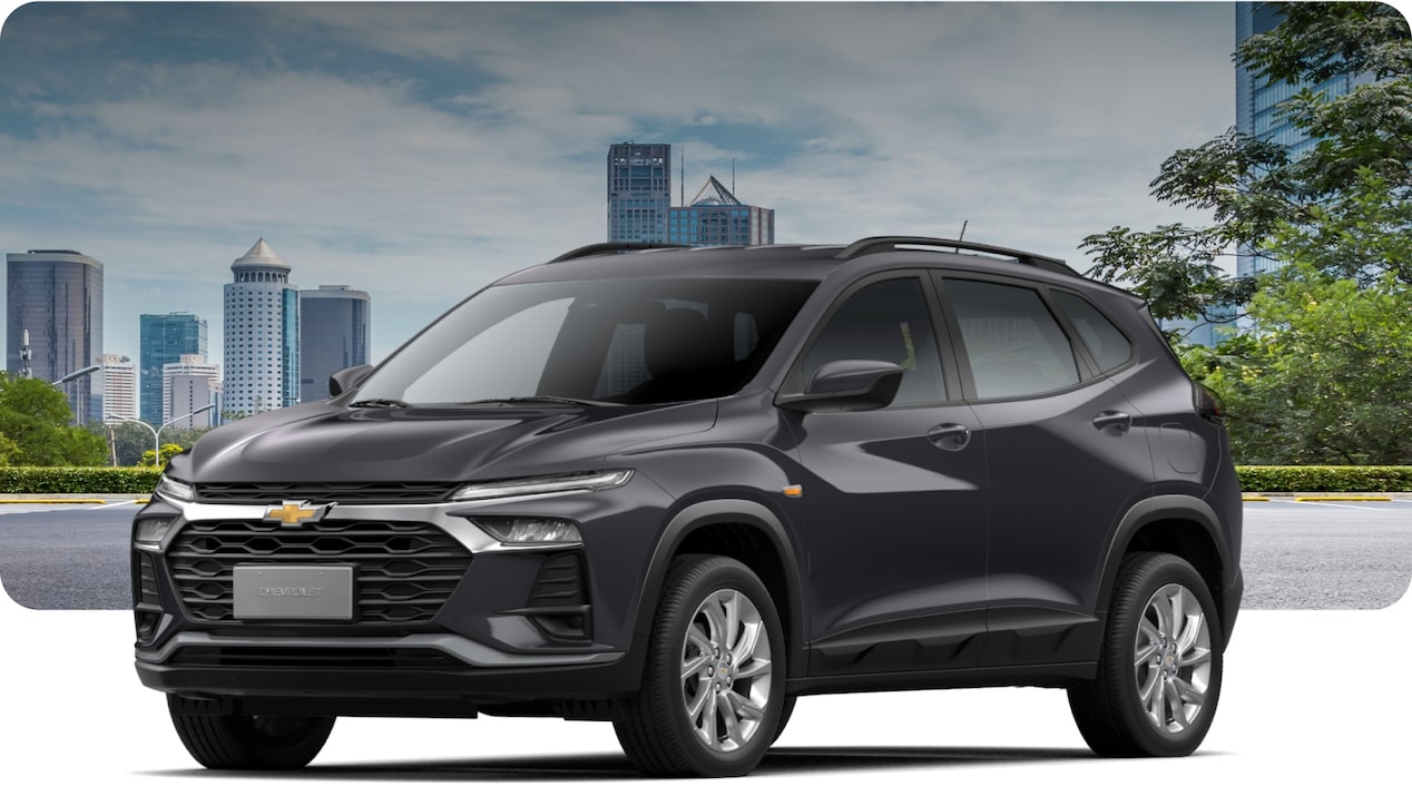 Chevrolet Tracker LTZ AT Turbo na cor Cinza Rush, com prédios ao fundo.