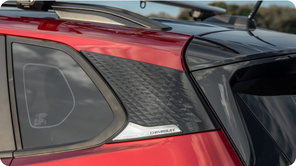 Imagem do aplique ornamental de coluna C da linha de acessórios originais Chevrolet para o Tracker 2026