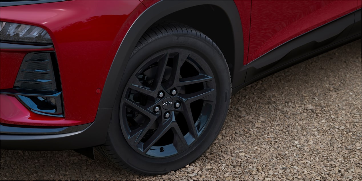 Close na roda dianteira da Tracker RS AT Turbo na cor vermelho scarlet.