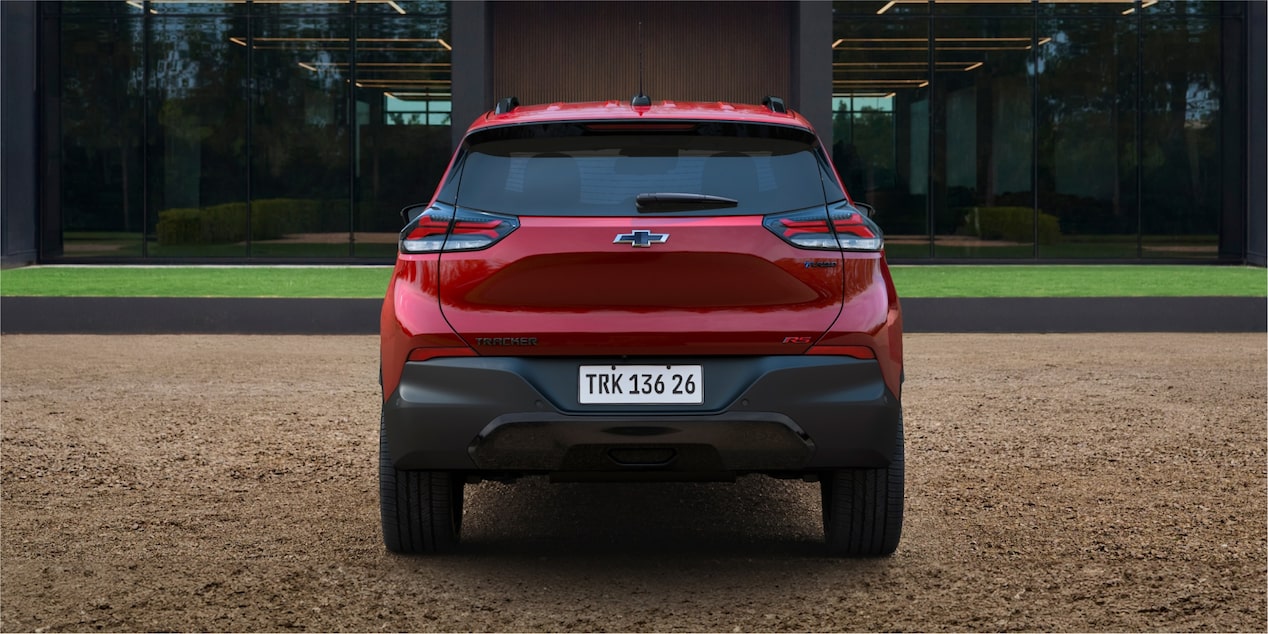 Traseira do Chevrolet Tracker RS AT Turbo na cor Vermelho Scarlet, estacionado em ambiente externo.