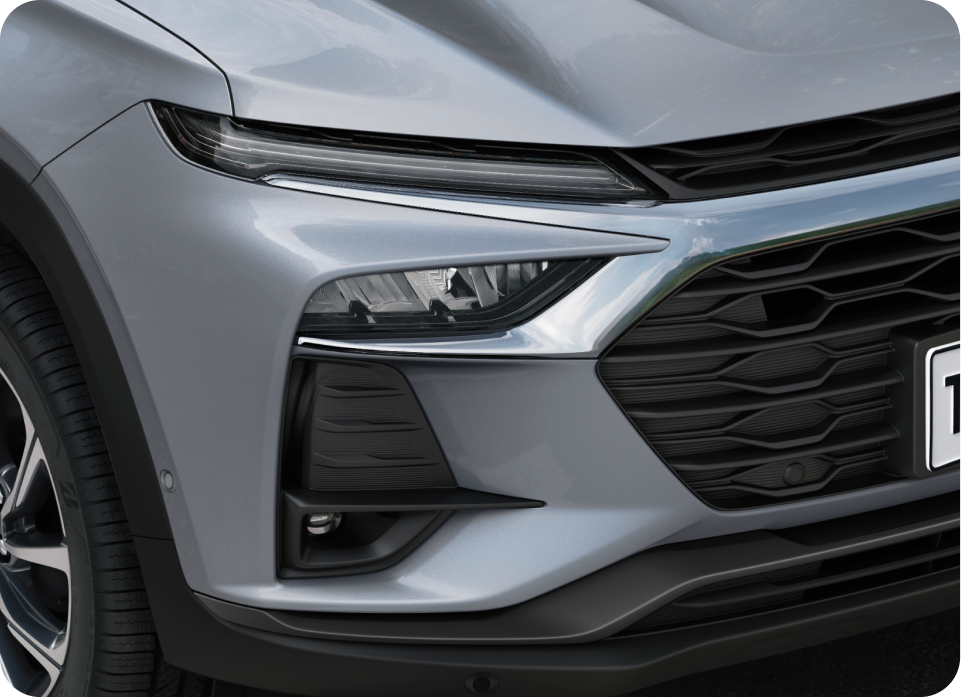 Detalhe da lanterna dianteira do Chevrolet Tracker Premier AT na cor Prata Shark.