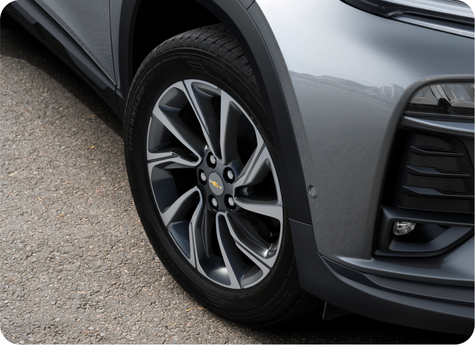 Roda de liga leve aro 17 do Chevrolet Tracker Premier AT Turbo em destaque.