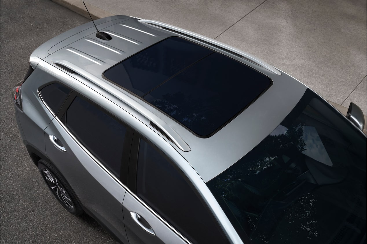 Teto solar panorâmico do Chevrolet Tracker Premier AT Turbo na cor prata shark.