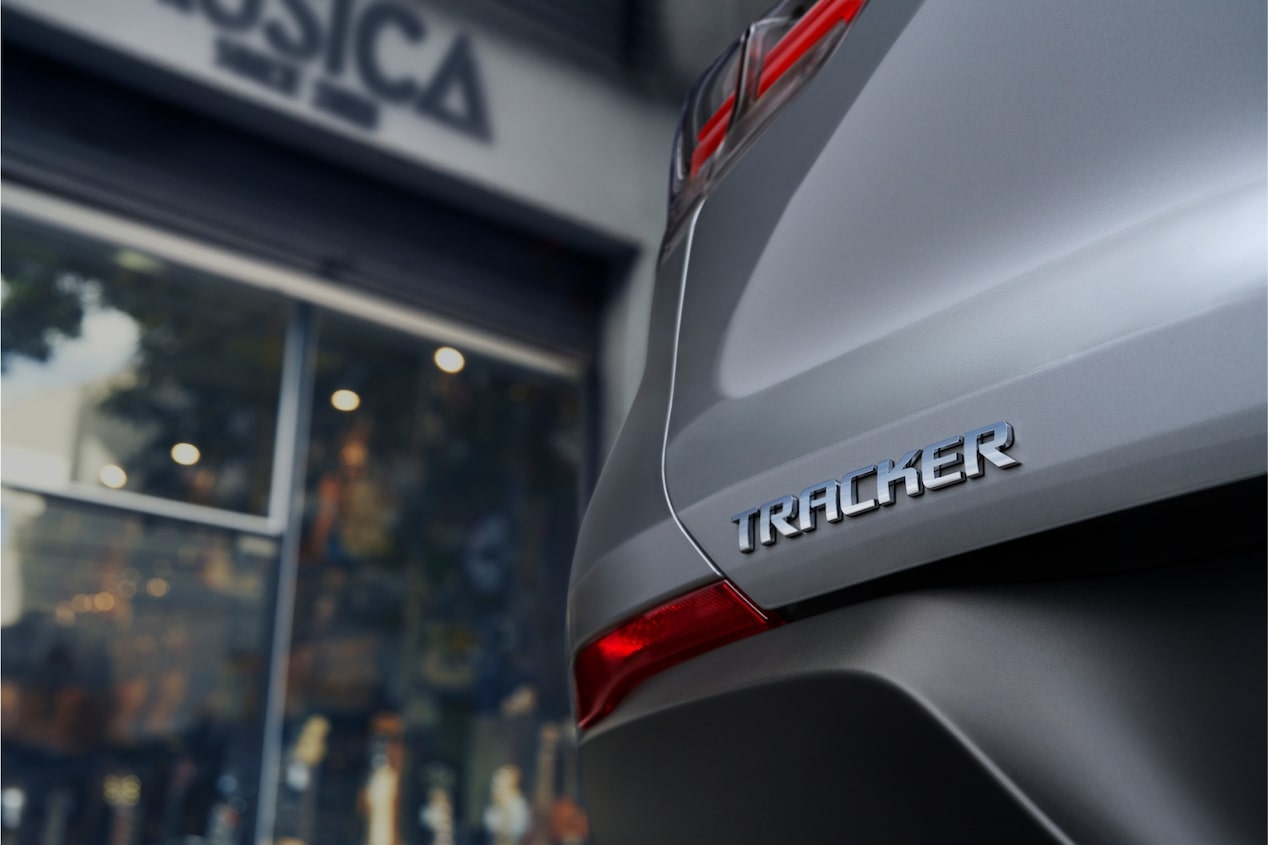 Parte traseira do Tracker Premier AT Turbo na cor prata shark.