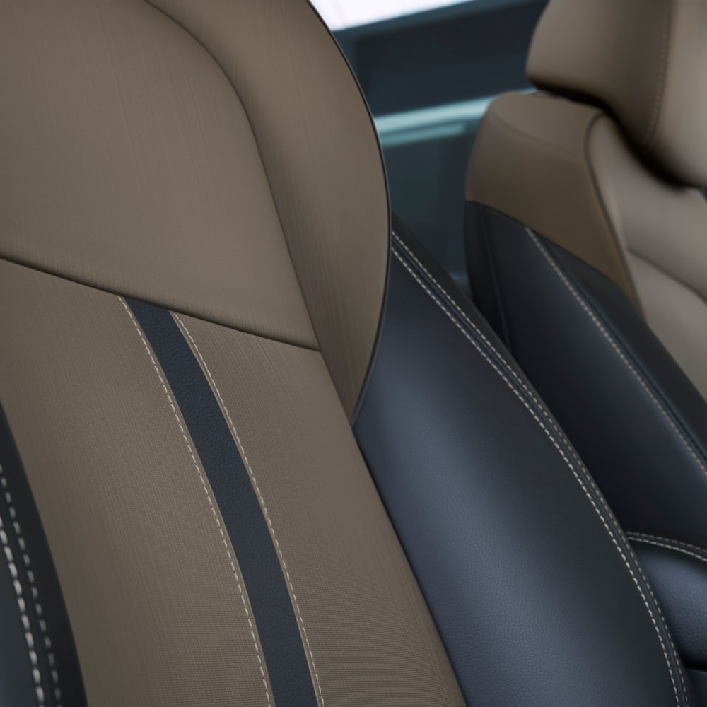 Detalhes do banco do Tracker nas cores marrom e preta.