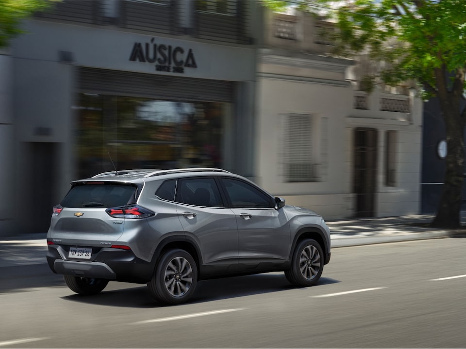 Tracker na cor prata shark na rua em movimento.