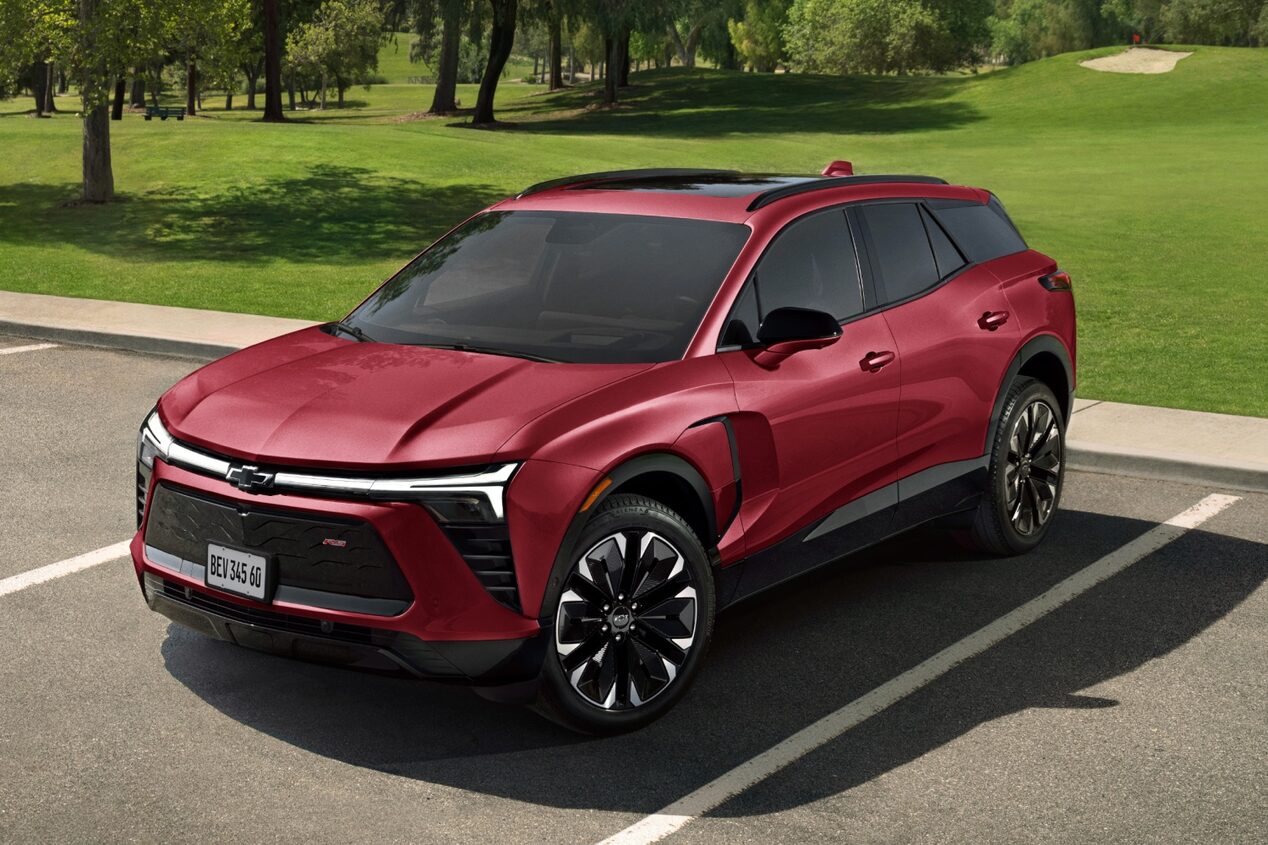 Blazer EV RS estacionada