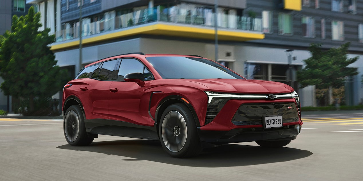 Blazer EV andando em cidade, na cor vermelha