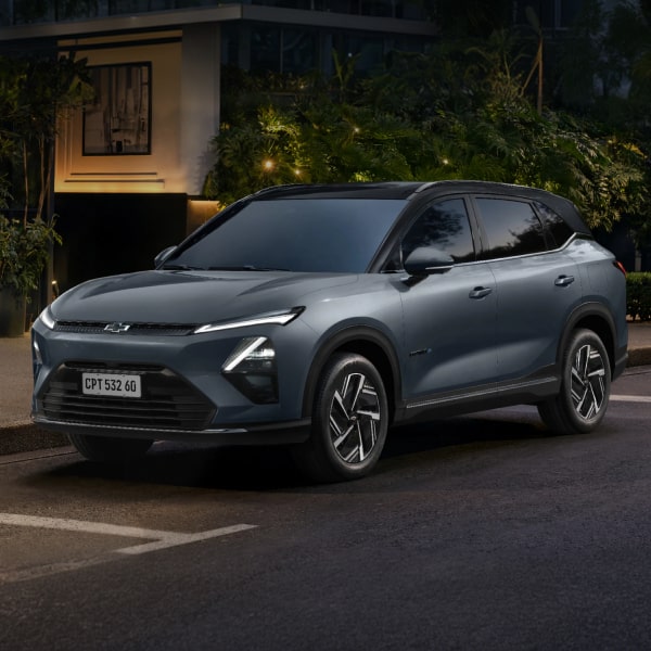 A Captiva EV aparece em foto ambientada, estacionado na rua e posicionado no centro da imagem.