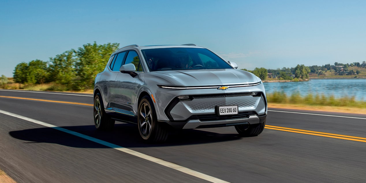 Equinox EV andando em rodovia