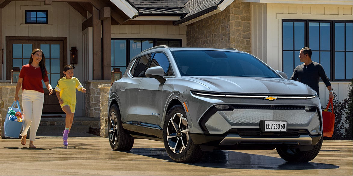 Equinox EV parado em frente ao mar