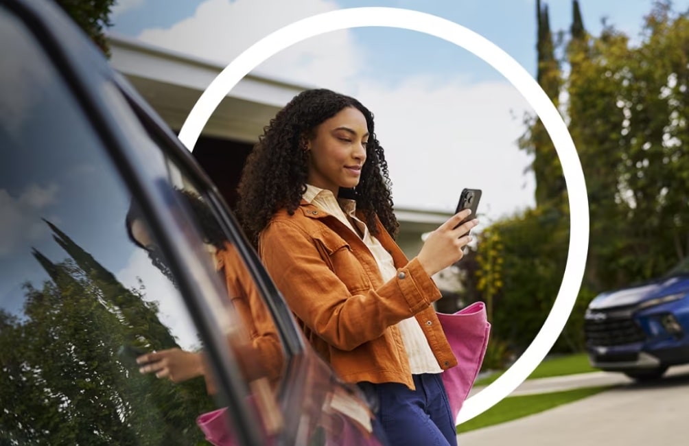 Mulher encostada em um chevrolet representando a tecnologia On Star da Chevrolet