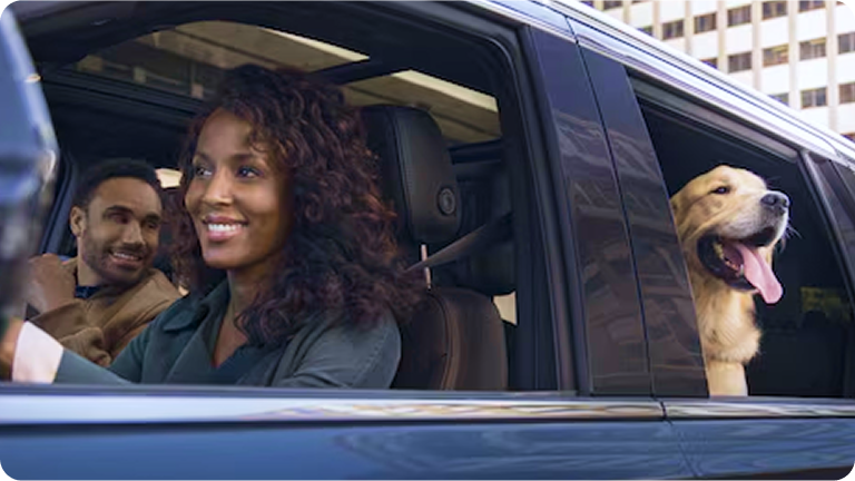 Família dentro de um carro