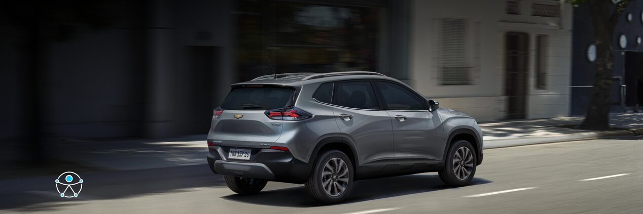 SUV Tracker Chevrolet  na cor prata em movimento em uma cidade.