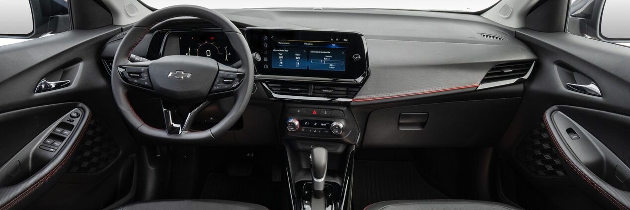 Visão frontal do painel, da central multimídia, do volante e da alavanca de câmbio da Chevrolet Montana.