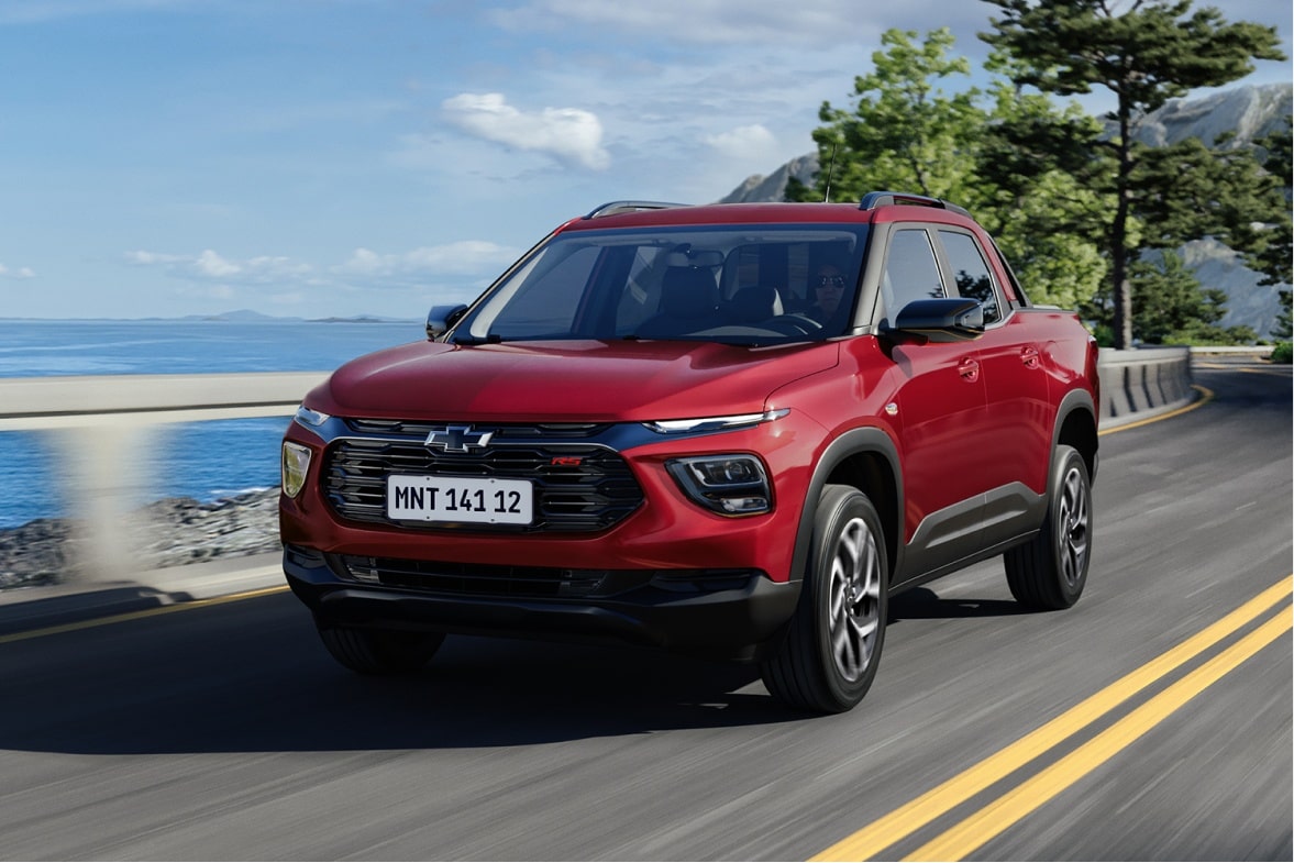 Chevrolet Montana RS em imagem ambientada, acelerando fundo numa estrada ensolarada.