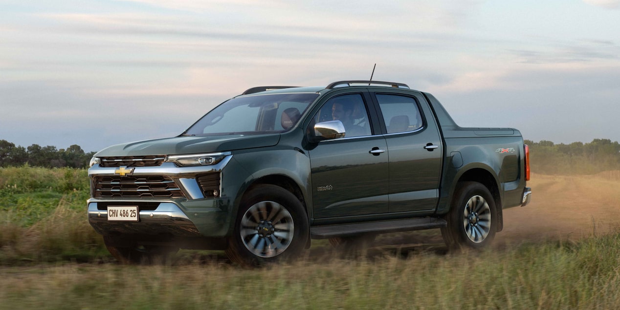 Nova S10 em meio ao campo