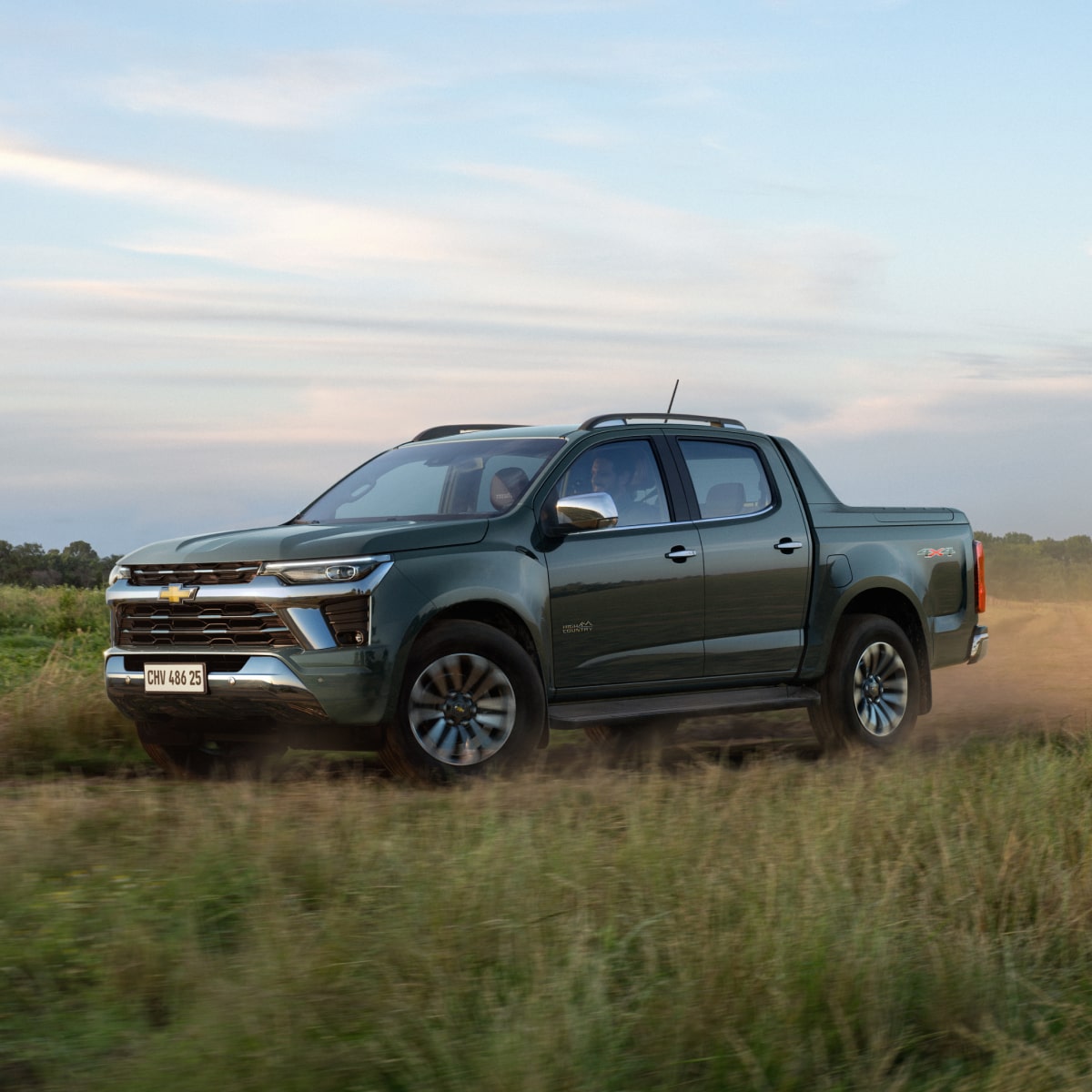 Imagem lateral de uma S10 no campo