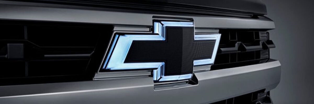 Emblema Chevrolet iluminado em uma Chevrolet SIlverado para a página de acessórios originais da respectiva picape.