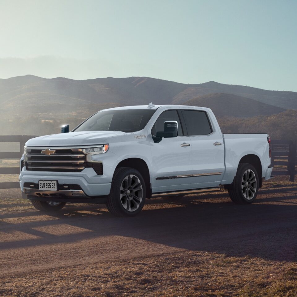 Chevrolet Silverado em imagem ambientada no campo que ilustra a saída para seua respectiva carpage dentro da home da página de acessórios originais Chevrolet. 