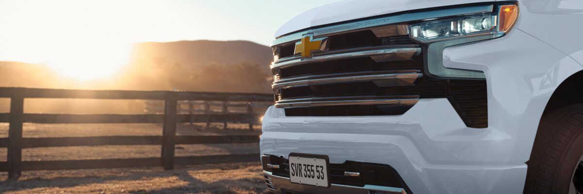 Grade frontal da Chevrolet SIlverado em foto ambientada para a página de acessórios originais da respectiva picape.