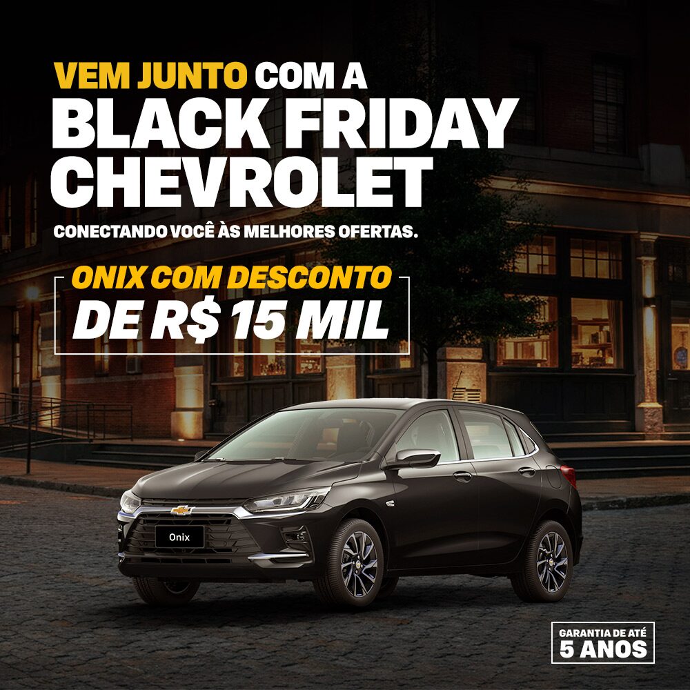 Um Onix estacionado em uma rua da cidade à noite. A imagem promove a campanha de Black Friday da Chevrolet.
