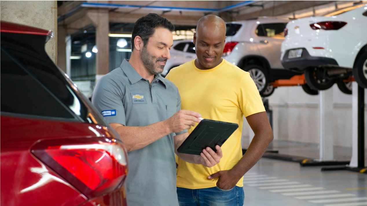 Mecânico Chevrolet repassa orçamento de manuntenção com cliente