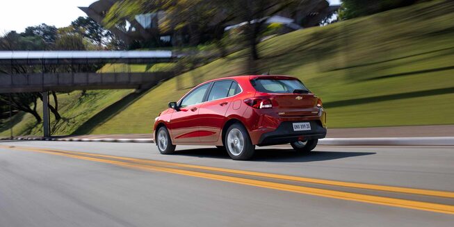 Vista posterior en ruta del Chevrolet Onix Turbo Hatch Back