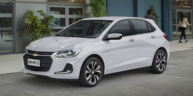 Vista de frente en ciudad del Chevrolet Onix Turbo Hatch Back