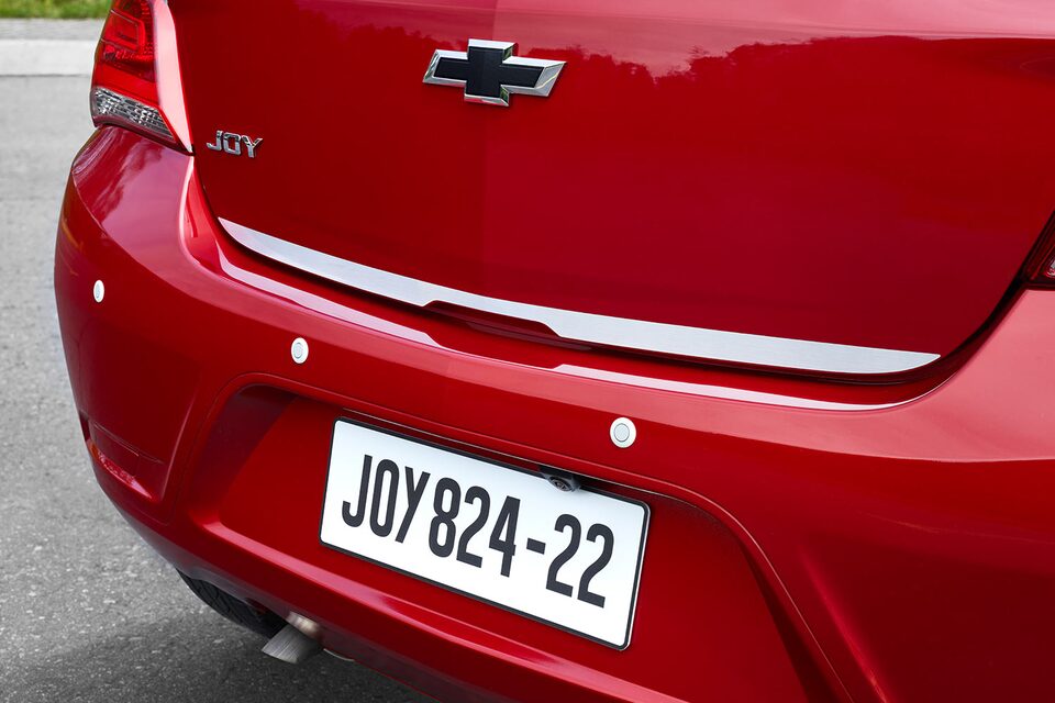 Mejora el look de tu Chevrolet Joy HB con el aplique cromado de puerta trasera