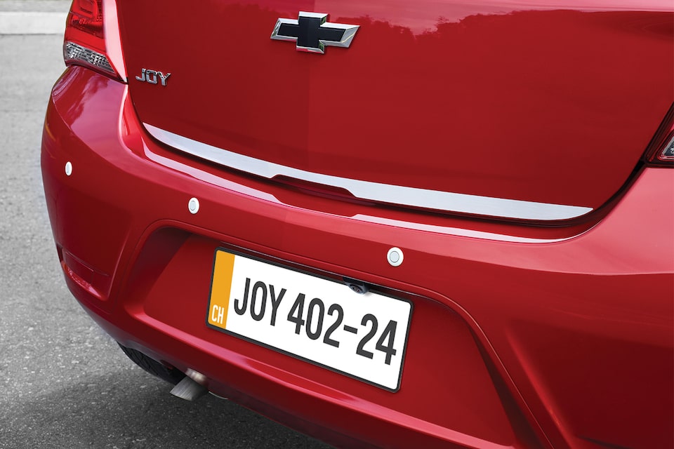 Mejora el look de tu Chevrolet Joy HB con el aplique cromado de puerta trasera