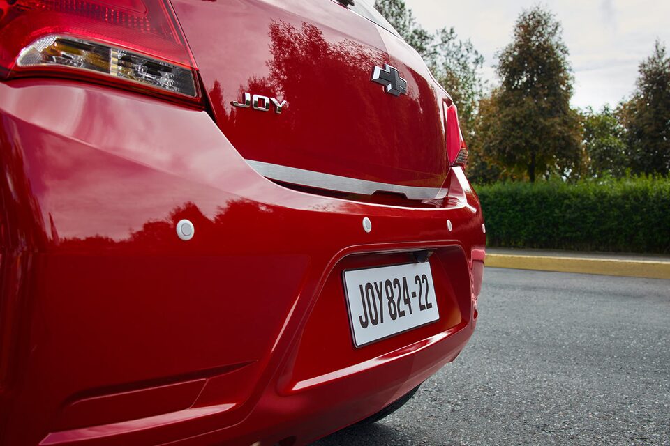 Descubre los accesorios de tecnología como los sensores de reversa para tu carro Chevrolet Joy Sedán