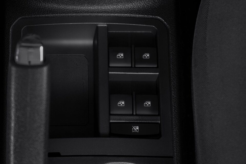 Disfruta el confort de los elevavidrios eléctricos traseros para tu carro Chevrolet Joy Sedán