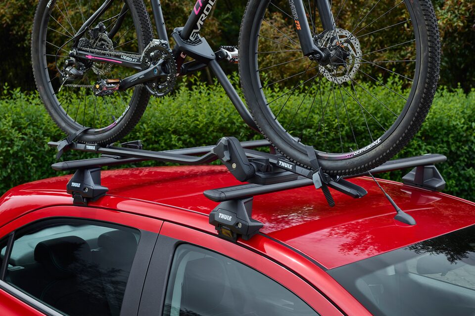 Lleva tu bicicleta a todas partes en tu carro Joy Sedán con el portabiciletas de techo originales de Chevrolet
