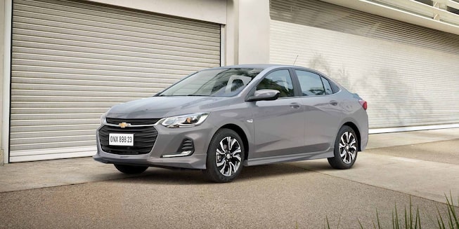 Chevrolet Onix Turbo Sedán vista ciudad detenido