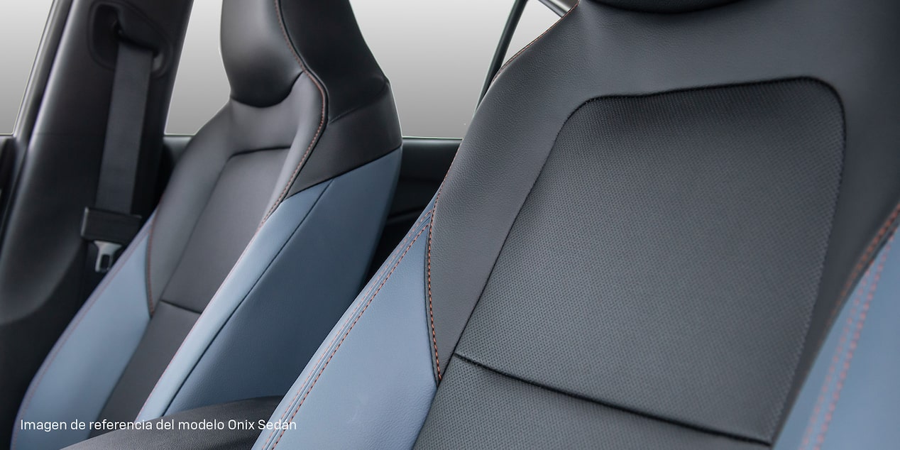 Vista interior del Chevrolet Onix enfocandose en los detalles de los asientos delanteros.