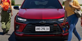 Vista frontal del Chevrolet Onix Plus en camino urbano