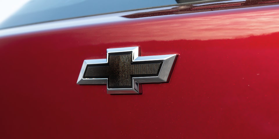 Vista en detalle del emblema de Chevrolet en el Onix.