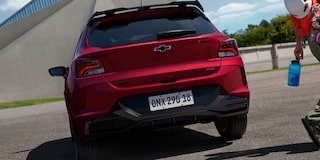 Asientos del Chevrolet Onix Plus destacando la costura contrastante color naranja