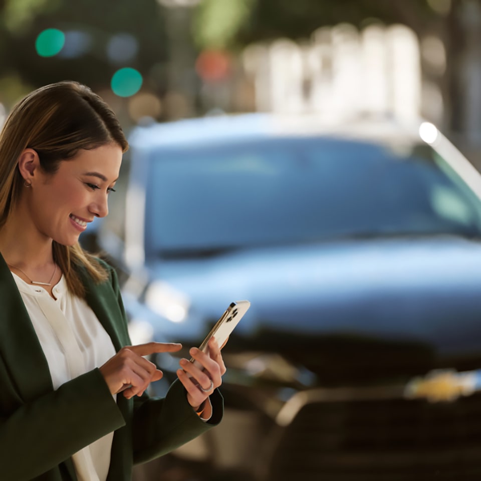 Mujer utilizando la aplicación myChevrolet en su celular.