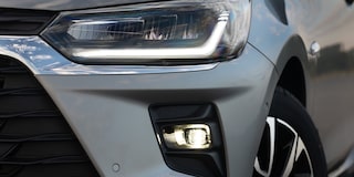 Vista en detalle del faro delantero derecho del Chevrolet Onix Sedán destacando luces antiniebla LED.