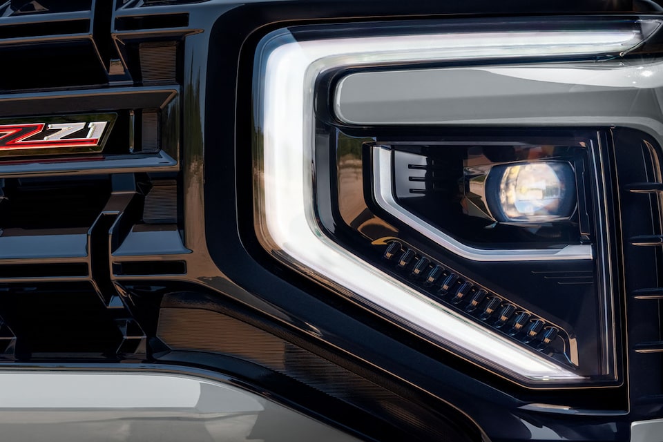 Detalle del diseño exterior de la Chevrolet Tahoe 2025 con faro LED y parrilla deportiva. 