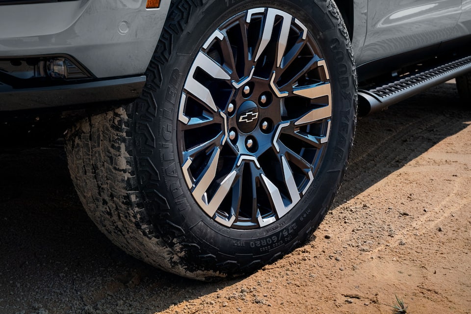Detalle de la llanta todoterreno de la Chevrolet Tahoe 2025, lista para cualquier aventura