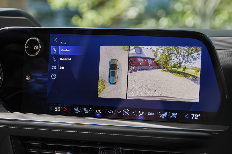 Pantalla del Chevrolet Tahoe 2025 mostrando tecnología de cámaras 360° y visión frontal para asistencia de manejo